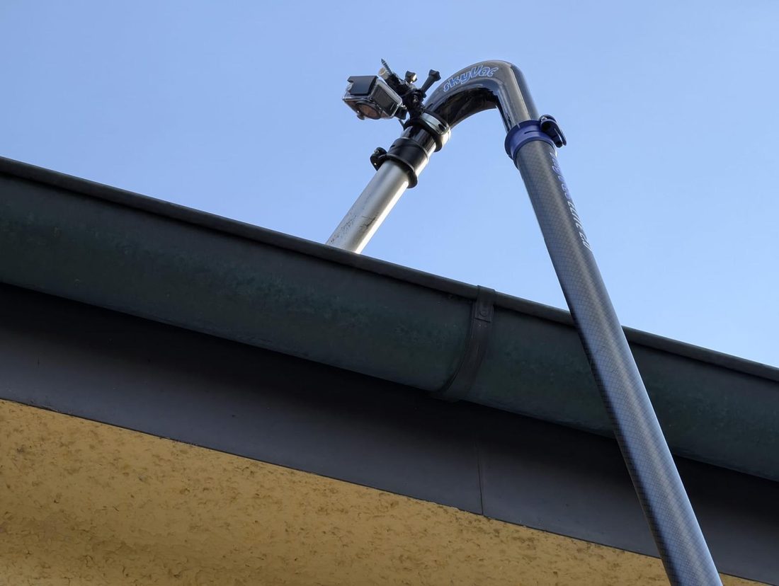 Carbon-Stange mit Inspektionskamera an der Dachrinne